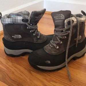 North Face snow boots women size 9